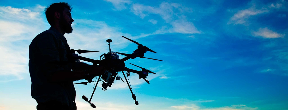photo d'un homme avec un drone