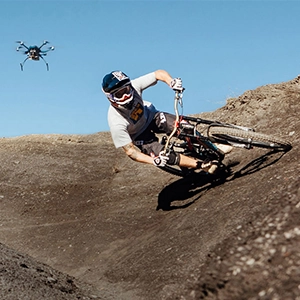 photo d'un homme en VTT et un drone